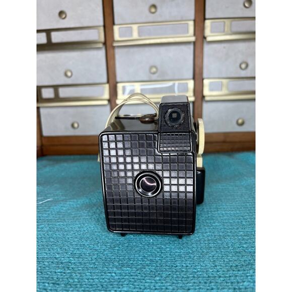 Imperial Debonair 620 Camera Black and red - Picture 3 of 10